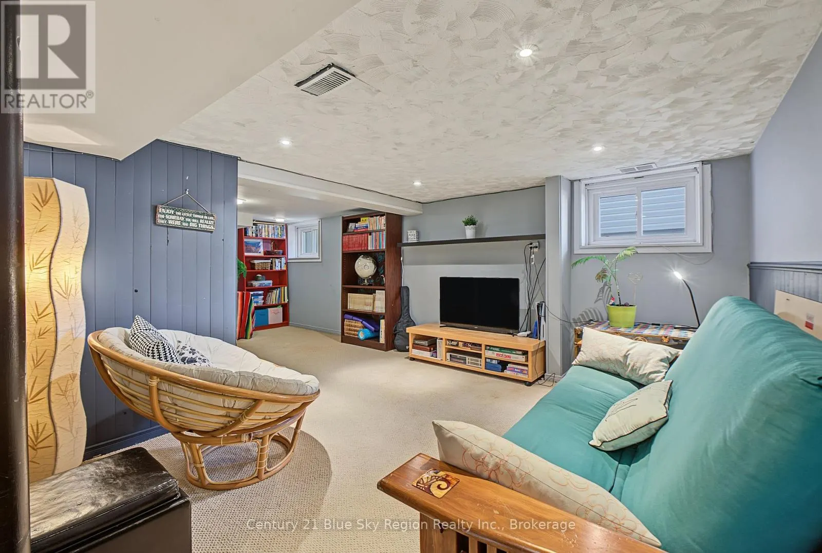 941 MAIN STREET W