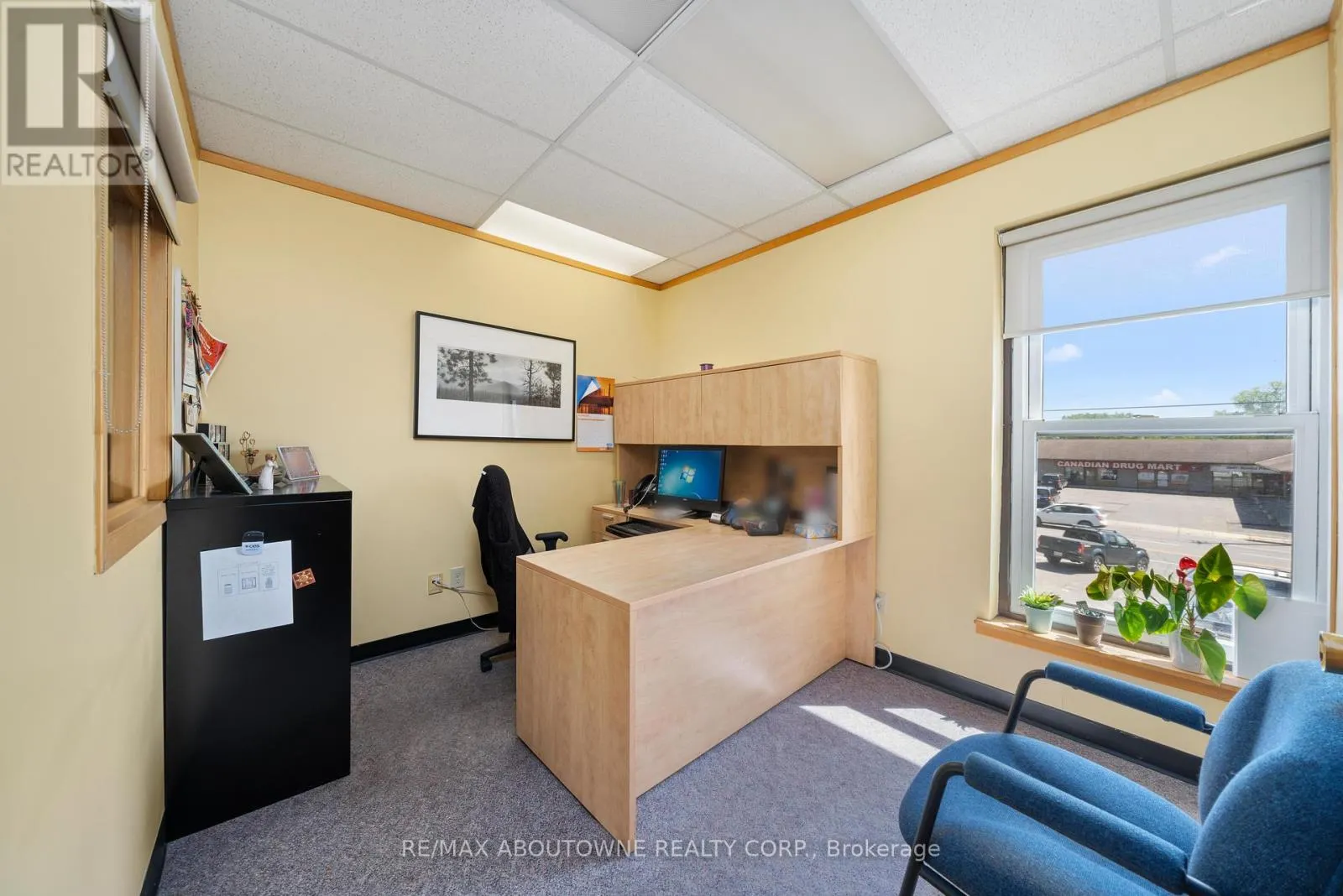2 - 54 DUNDAS STREET E