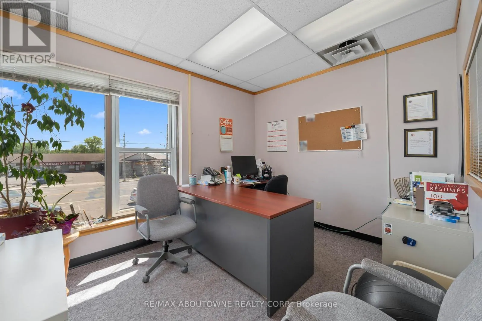 2 - 54 DUNDAS STREET E