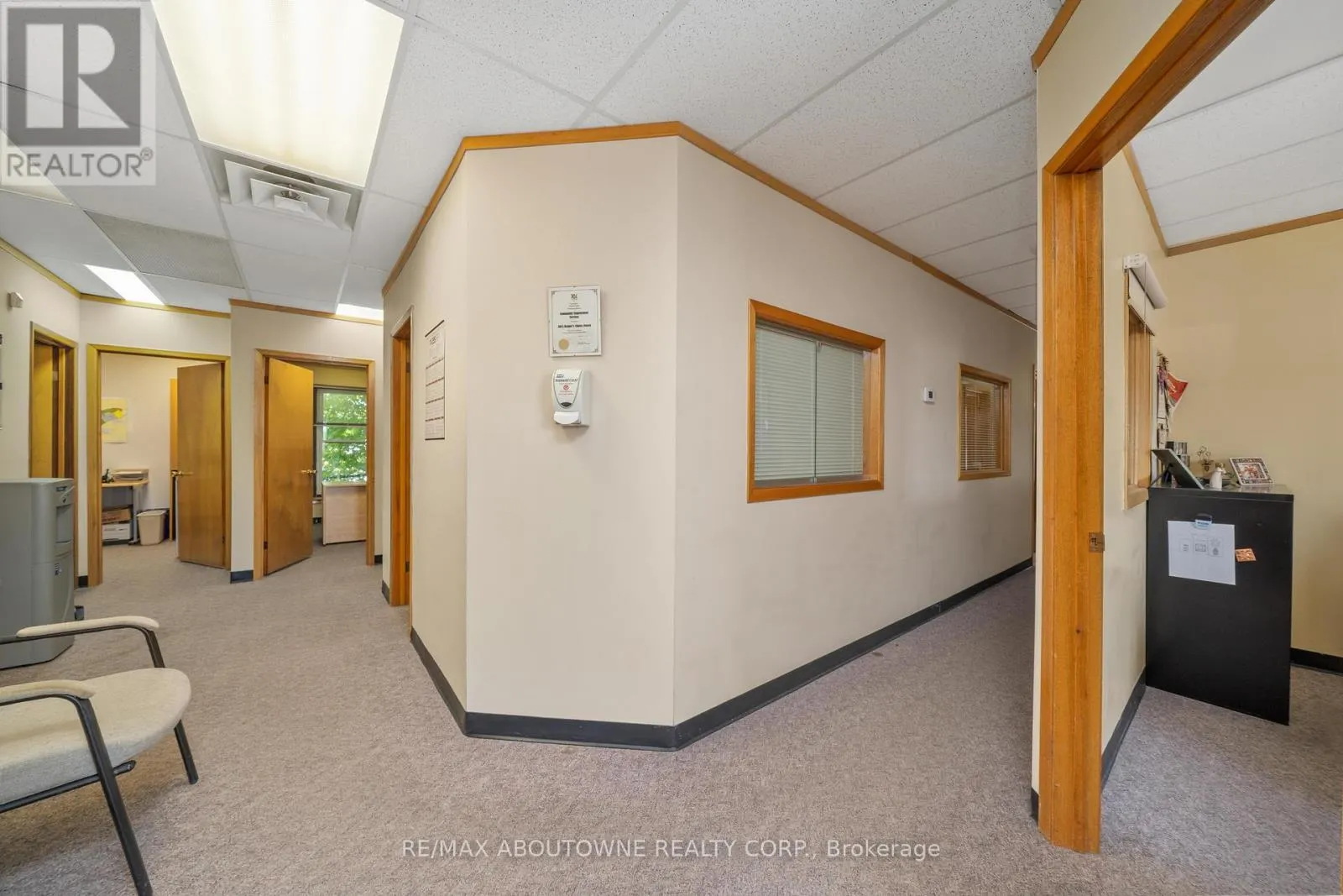 2 - 54 DUNDAS STREET E