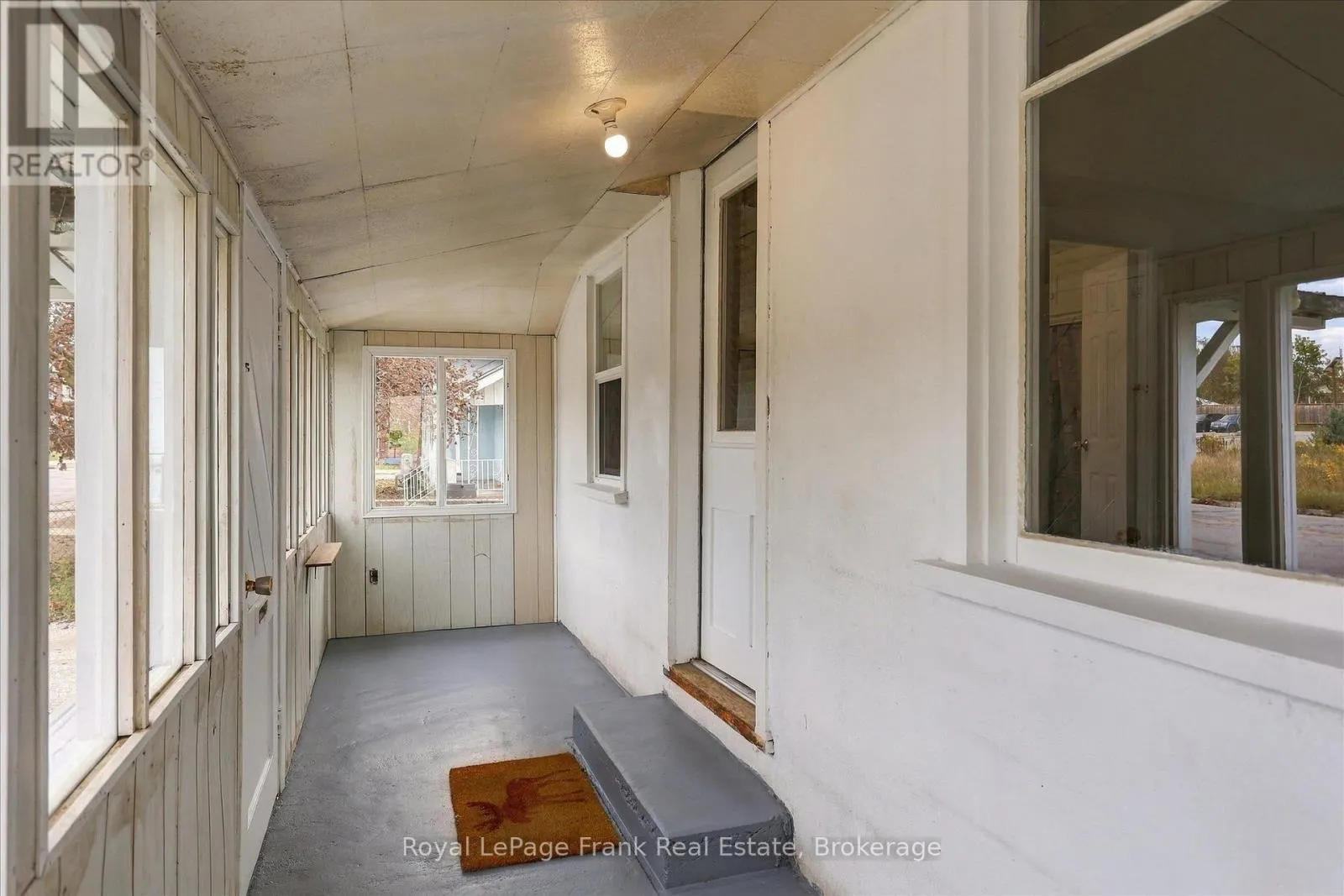 73 LINDSAY STREET N