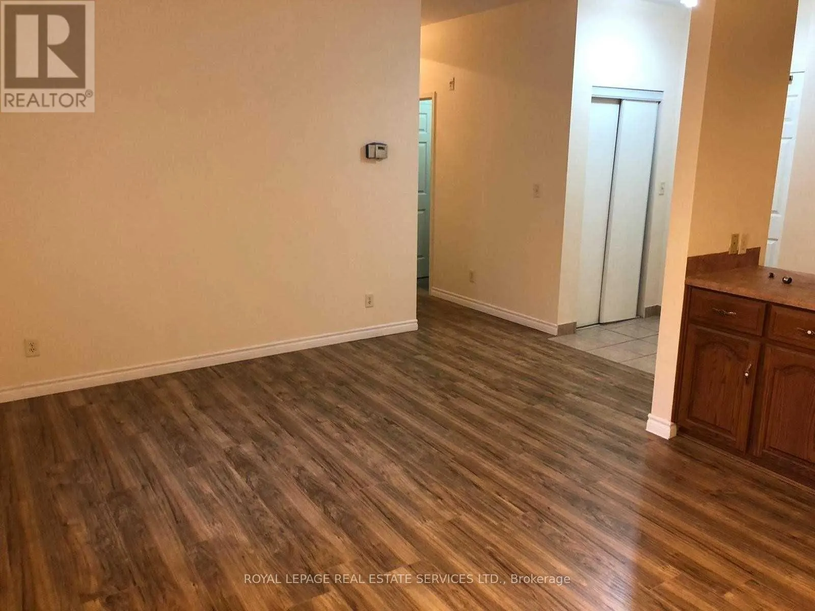 202 - 51 WYNDHAM STREET N
