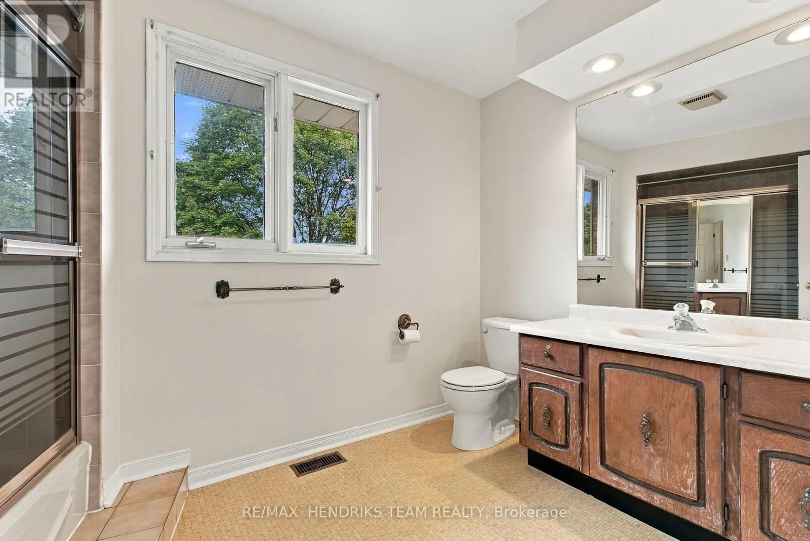 17 FARMINGTON DRIVE