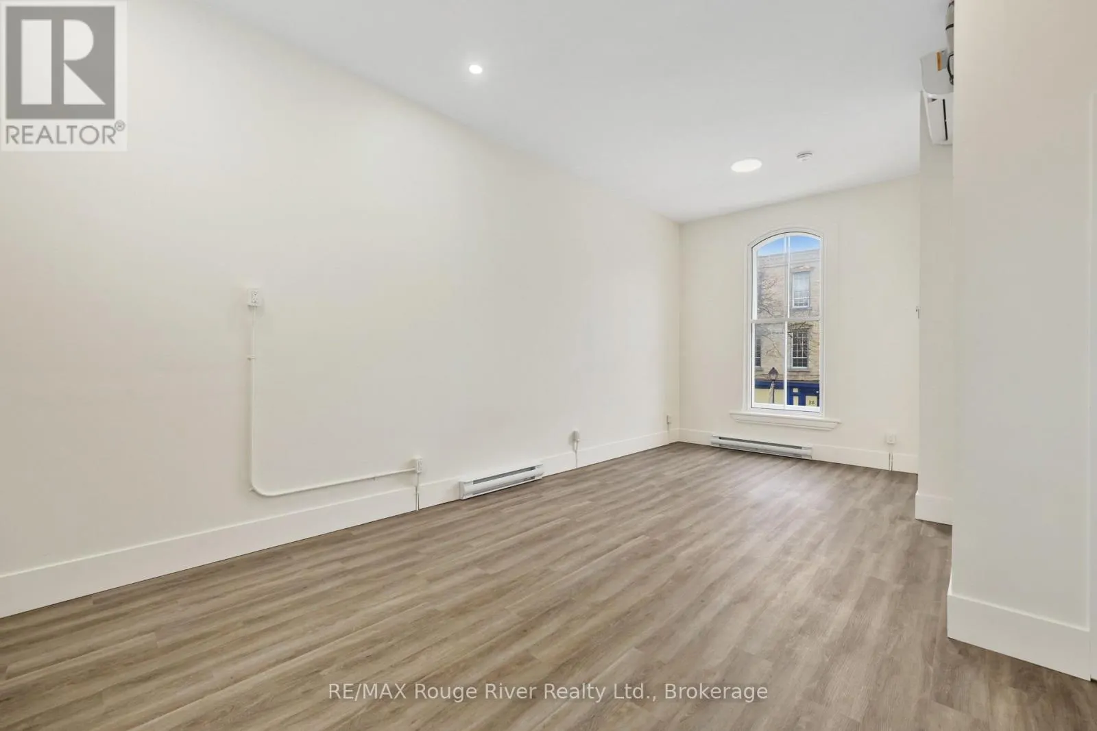203 - 29A KING STREET W #203