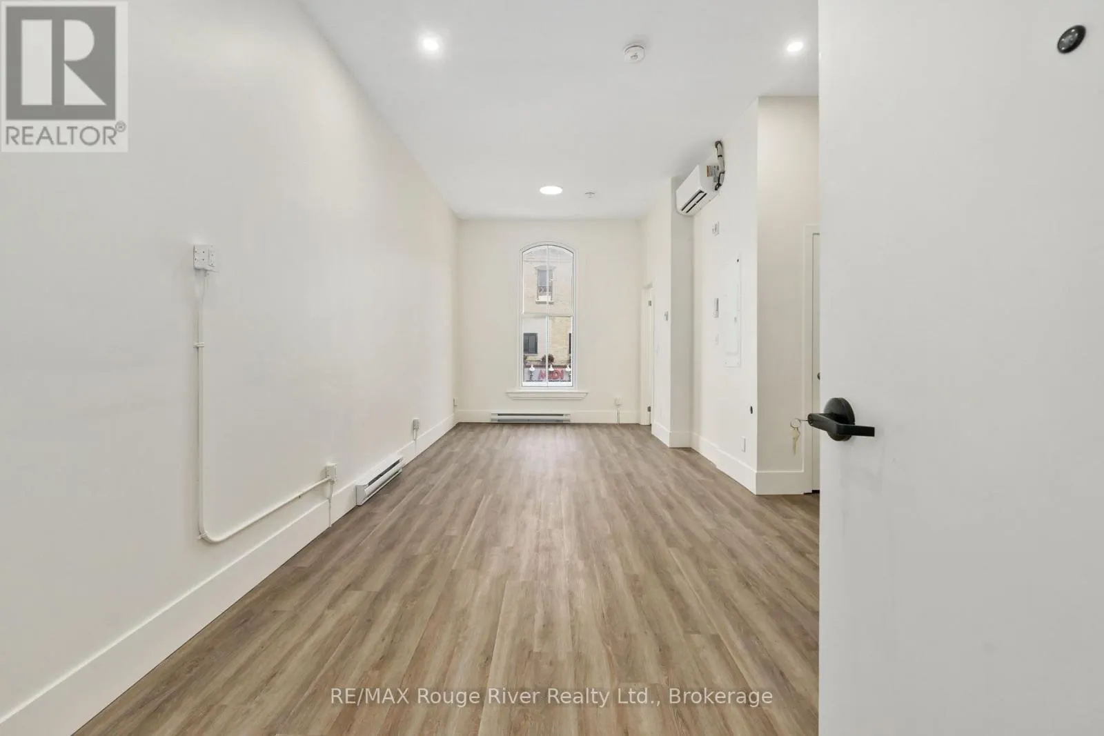 203 - 29A KING STREET W #203