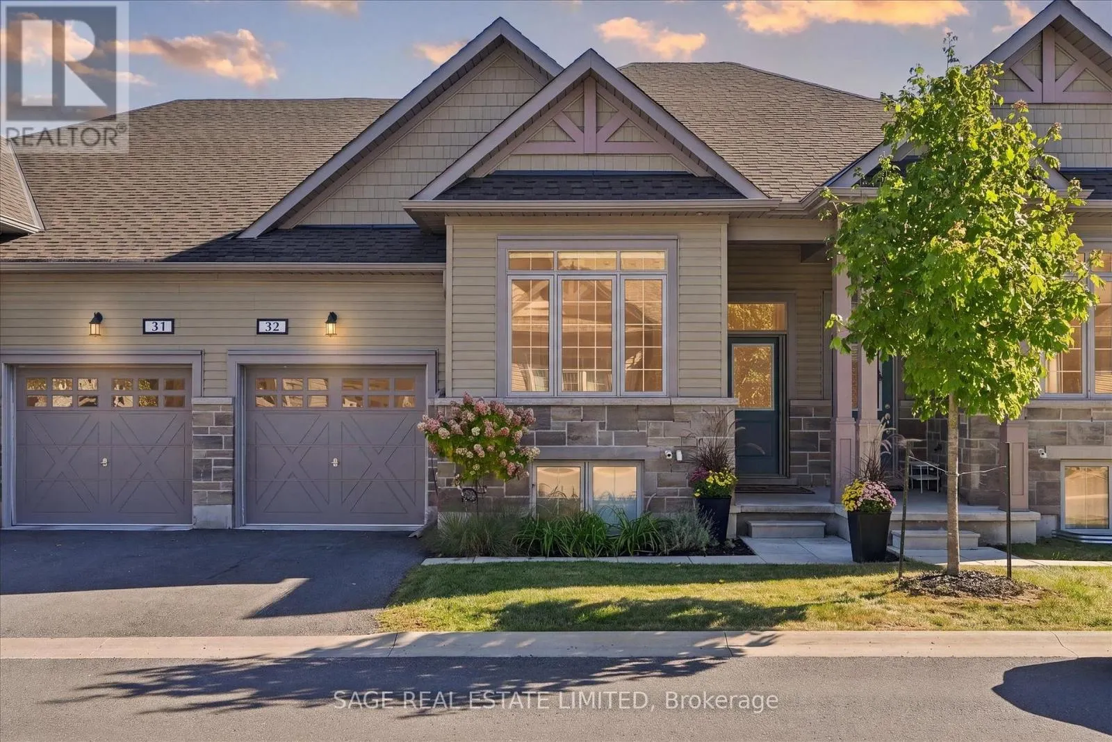 32 - 17 LAKEWOOD CRESCENT