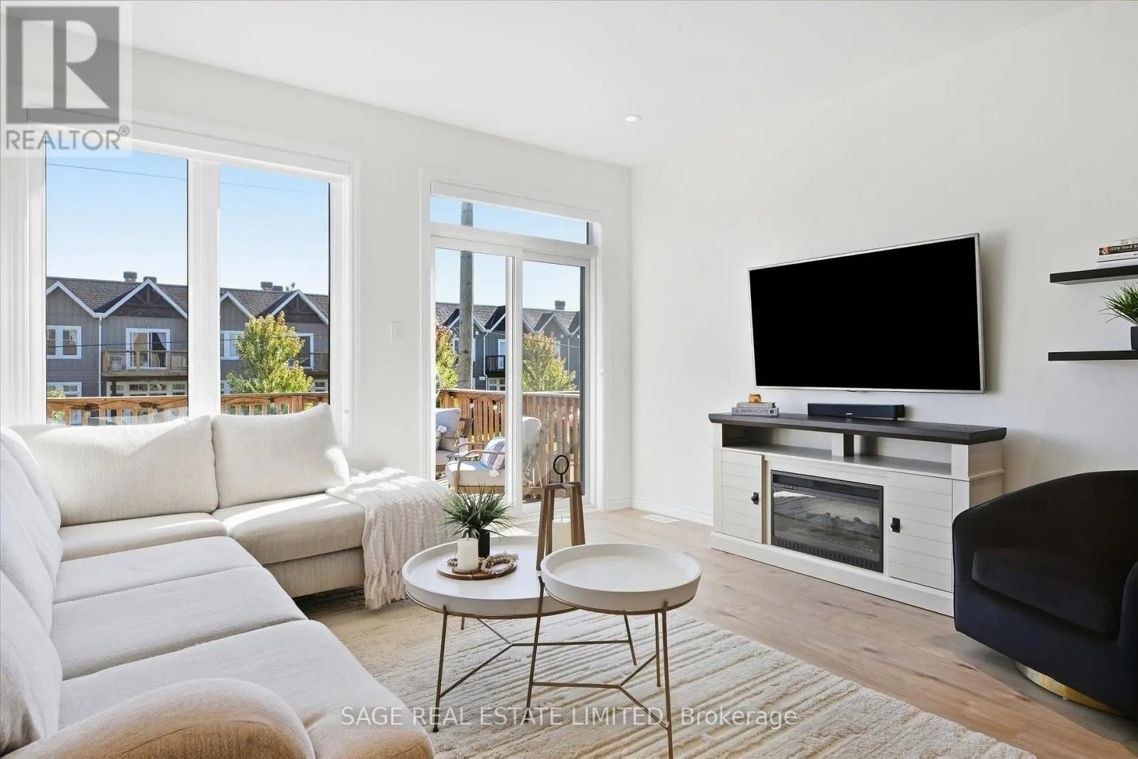 32 - 17 LAKEWOOD CRESCENT