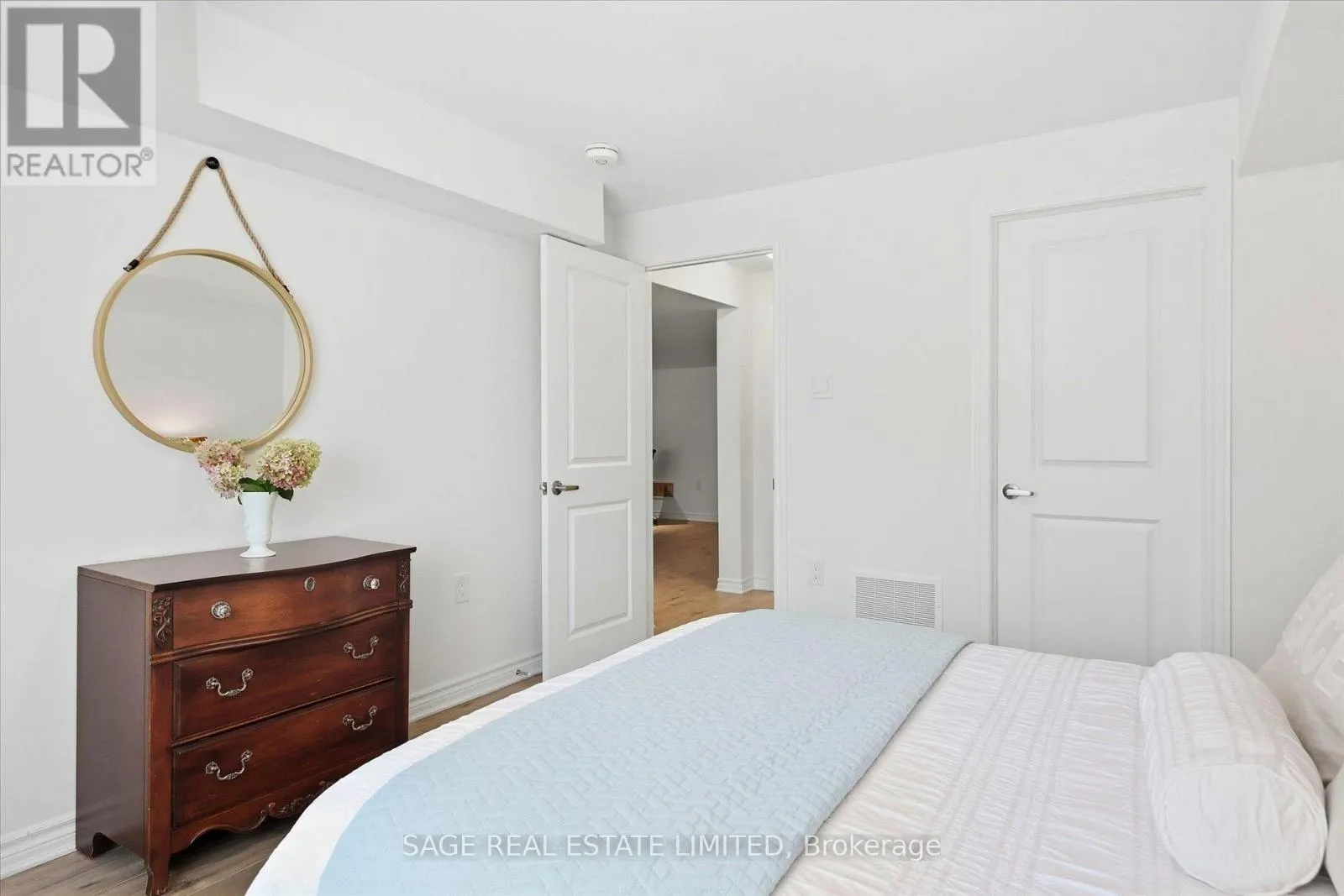 32 - 17 LAKEWOOD CRESCENT