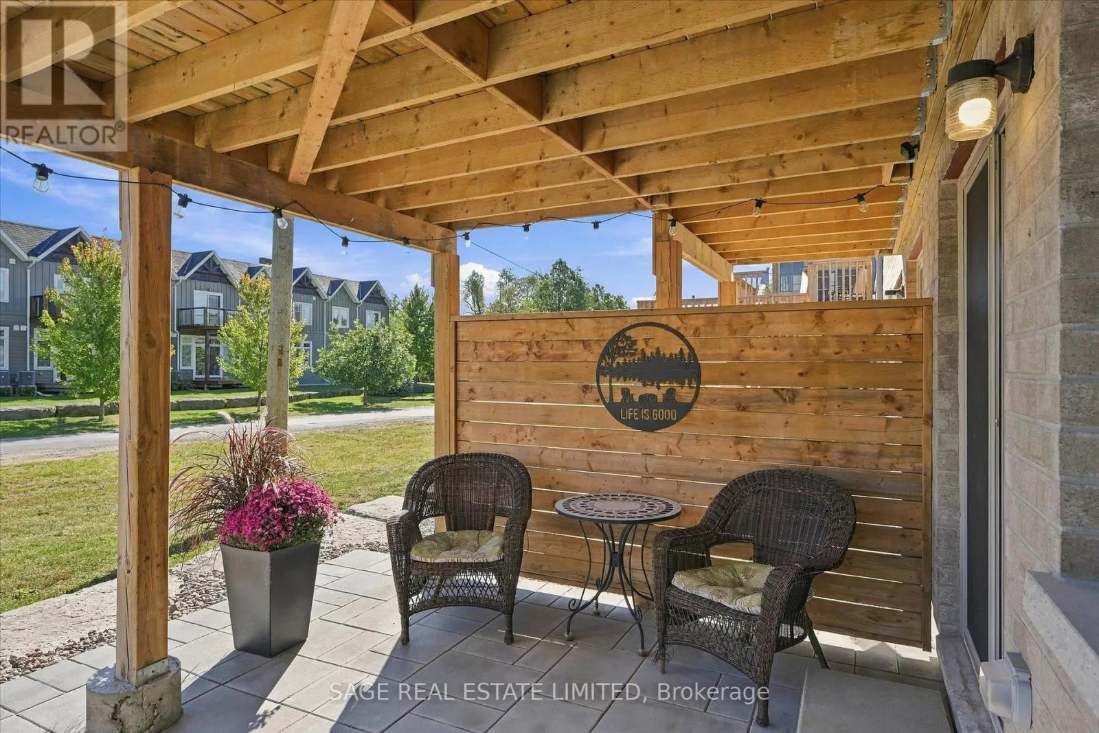 32 - 17 LAKEWOOD CRESCENT