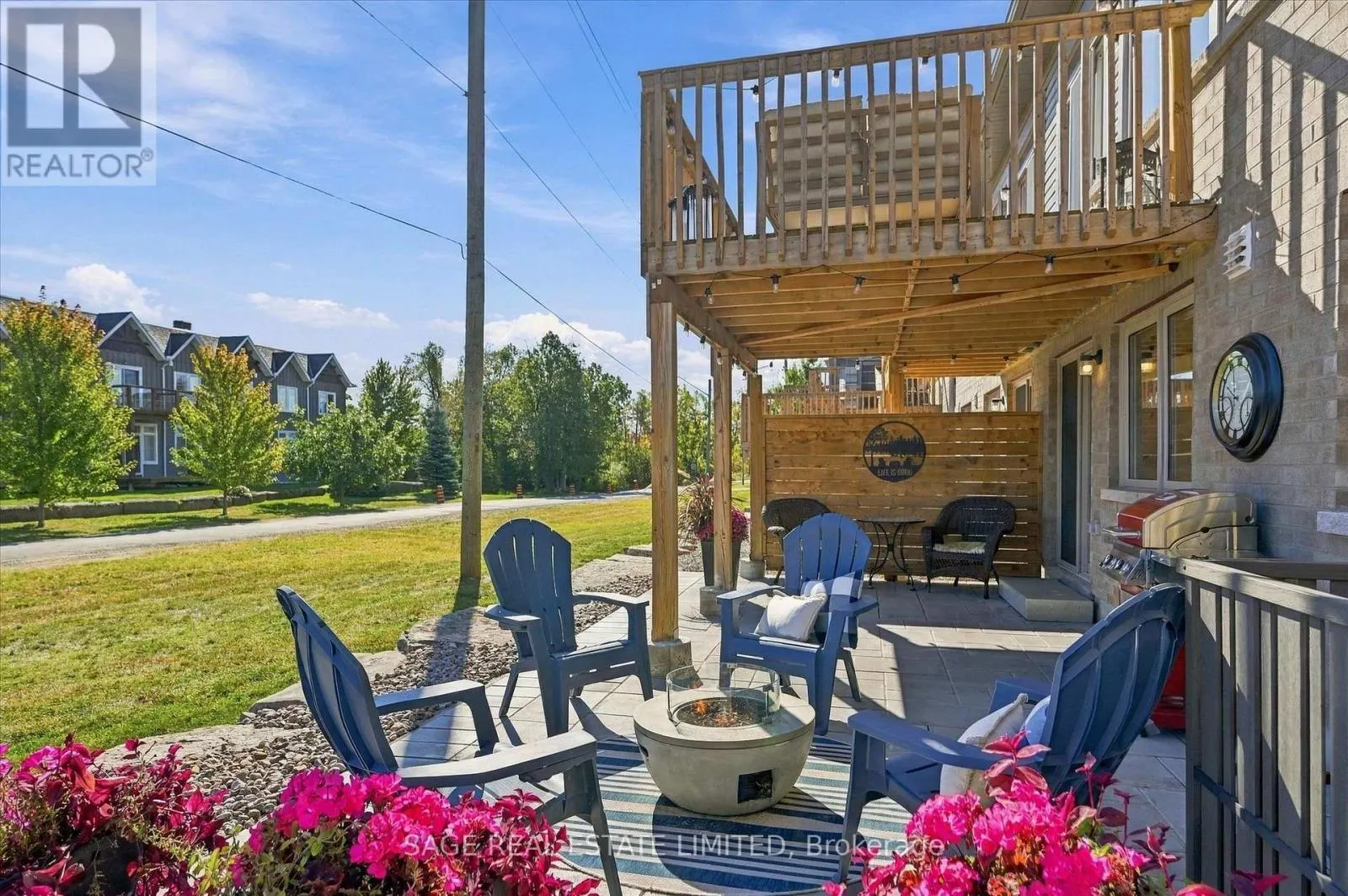 32 - 17 LAKEWOOD CRESCENT