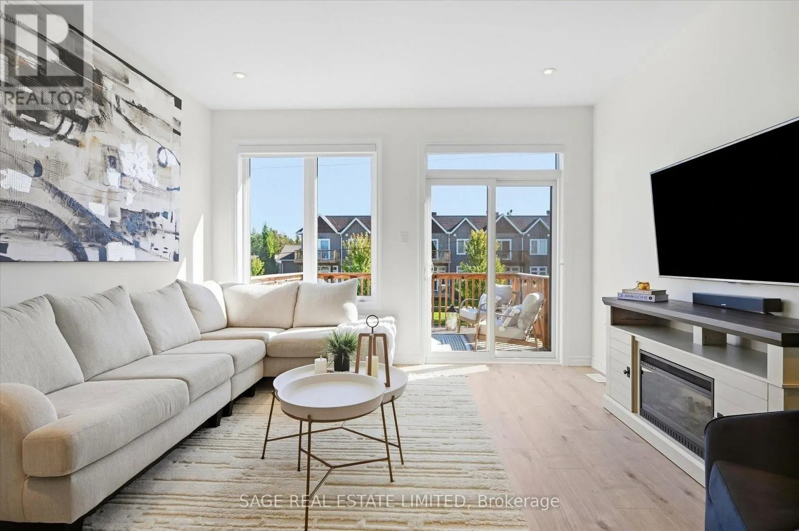 32 - 17 LAKEWOOD CRESCENT