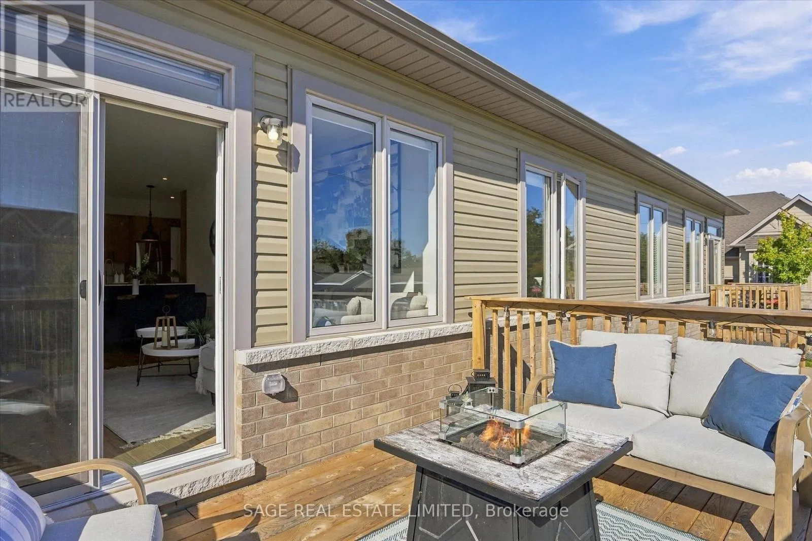 32 - 17 LAKEWOOD CRESCENT