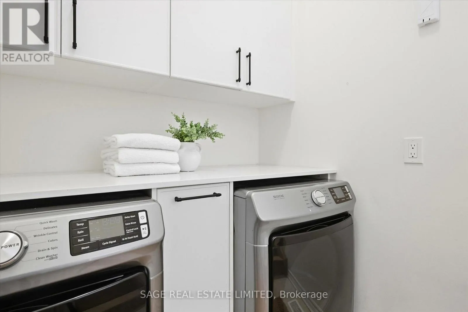 32 - 17 LAKEWOOD CRESCENT