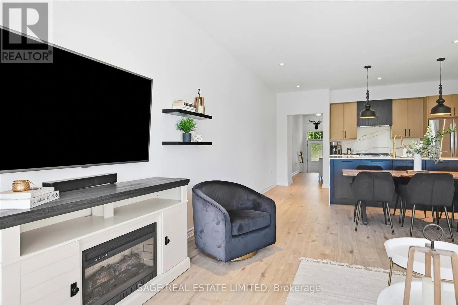 32 - 17 LAKEWOOD CRESCENT