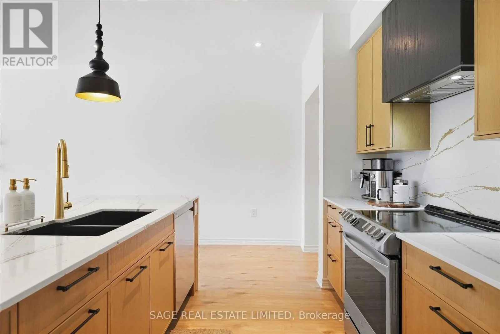 32 - 17 LAKEWOOD CRESCENT