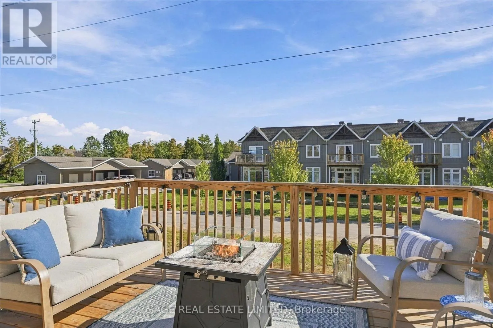 32 - 17 LAKEWOOD CRESCENT