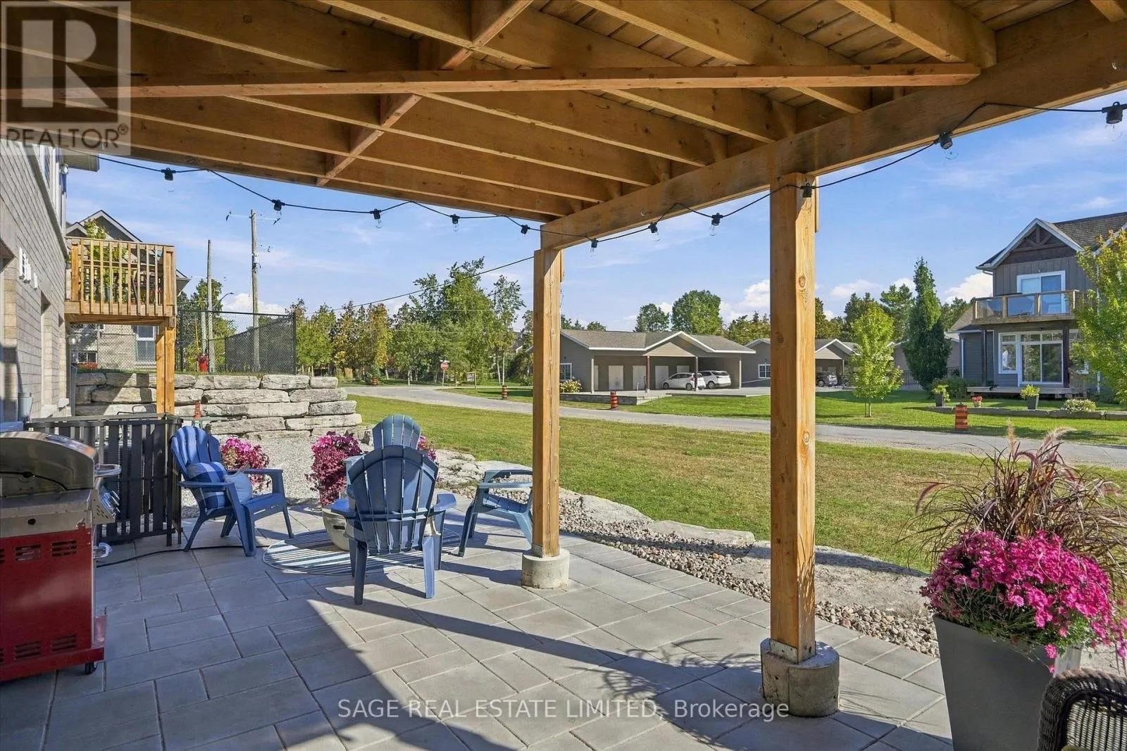 32 - 17 LAKEWOOD CRESCENT