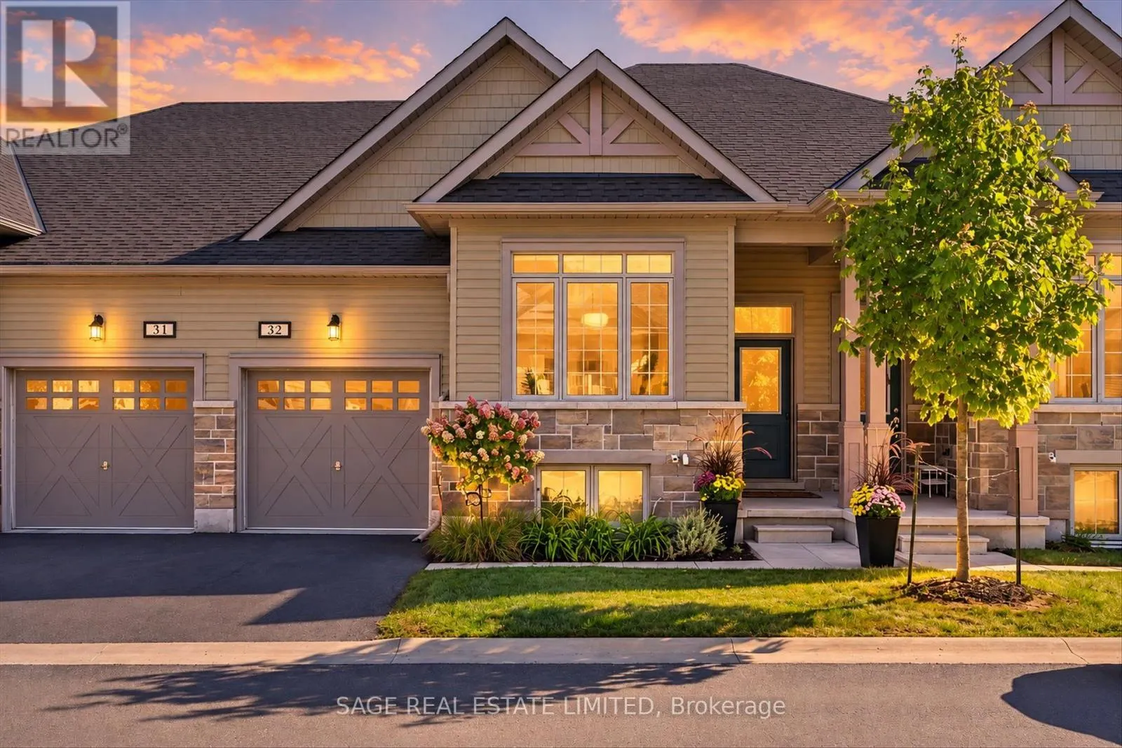 32 - 17 LAKEWOOD CRESCENT