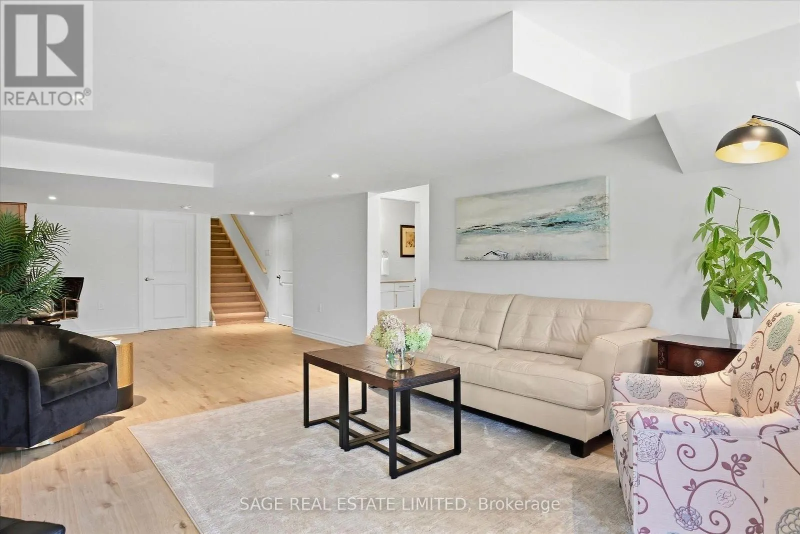 32 - 17 LAKEWOOD CRESCENT