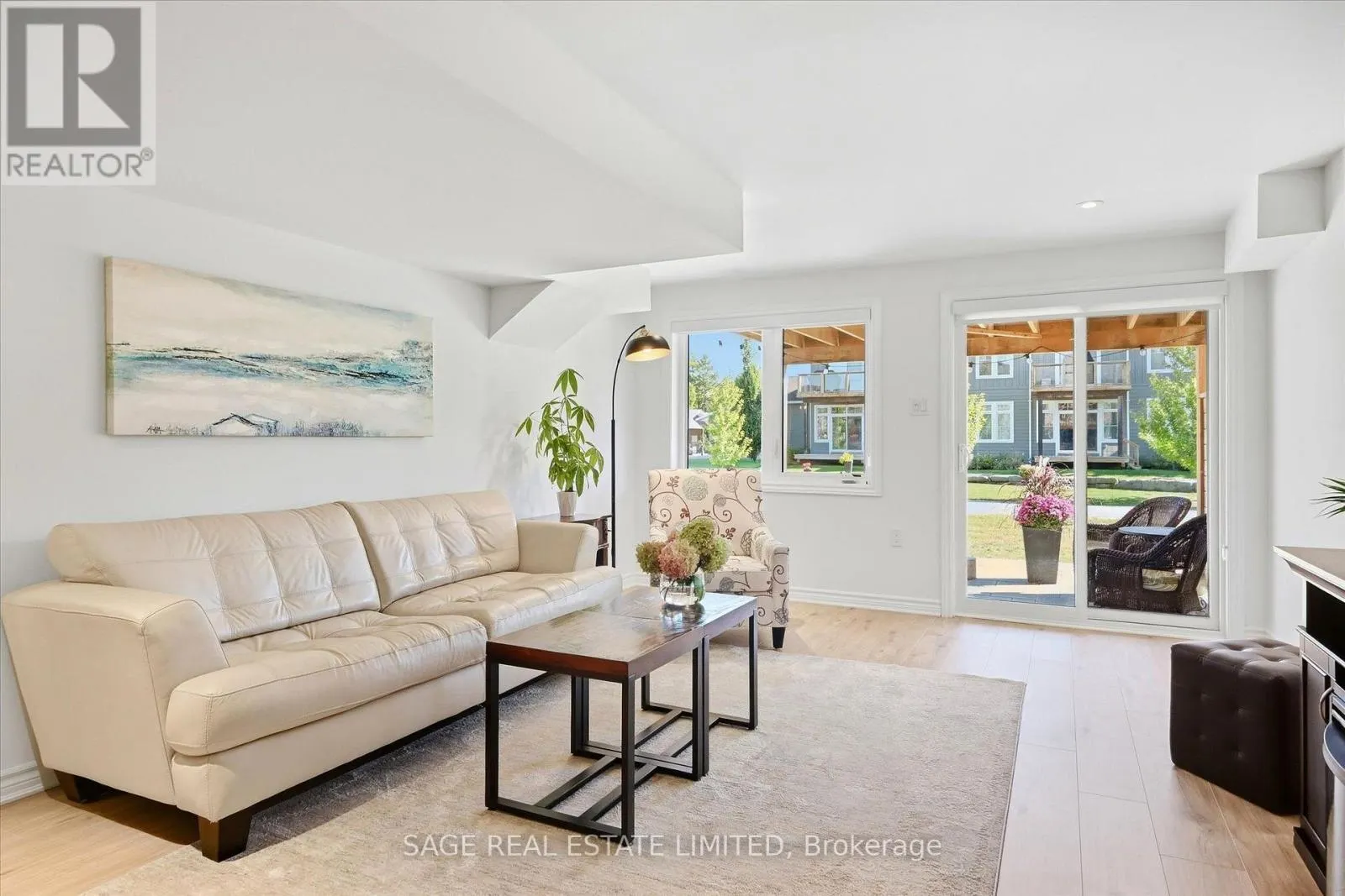 32 - 17 LAKEWOOD CRESCENT