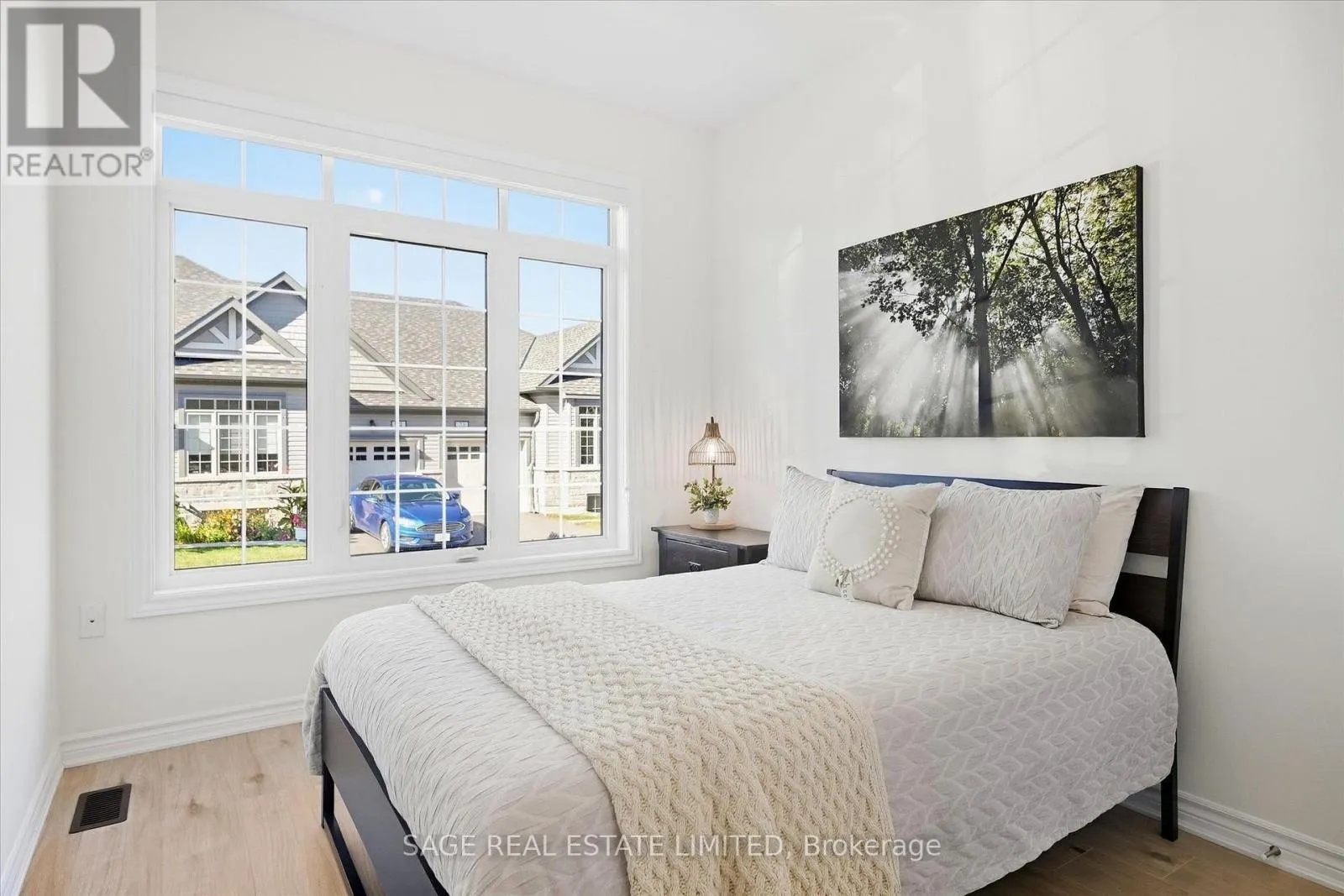 32 - 17 LAKEWOOD CRESCENT
