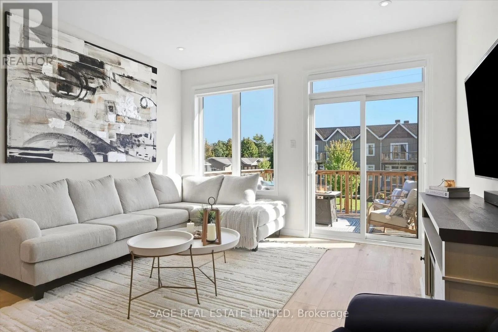 32 - 17 LAKEWOOD CRESCENT