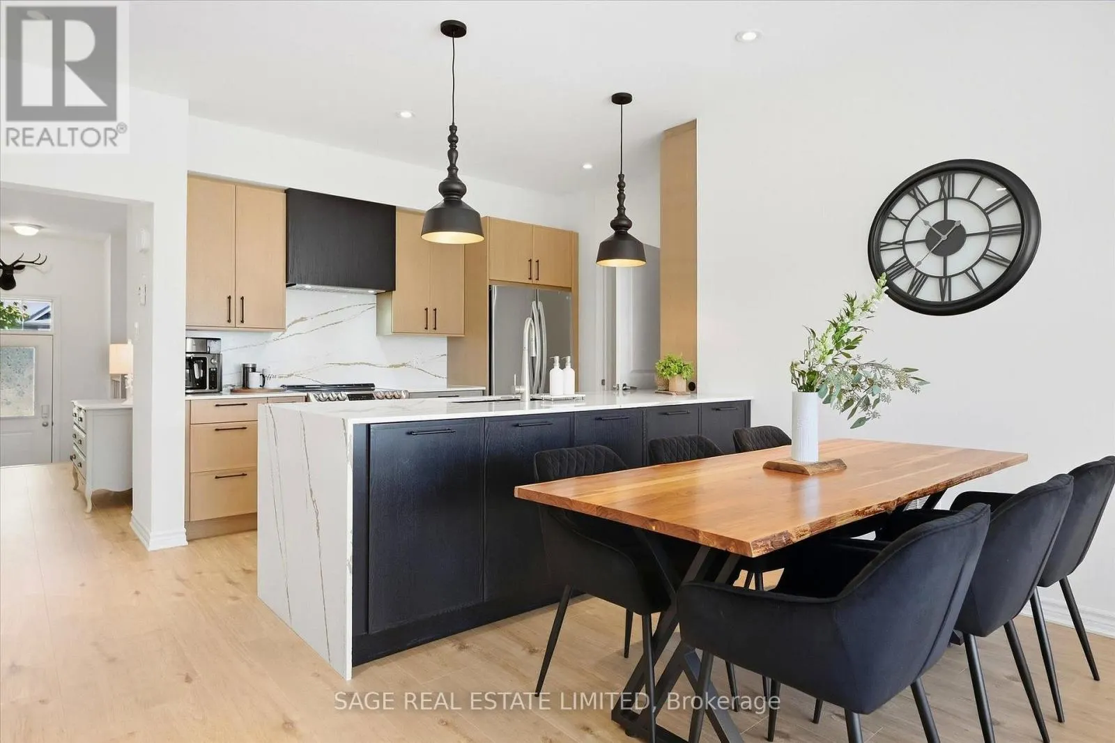 32 - 17 LAKEWOOD CRESCENT