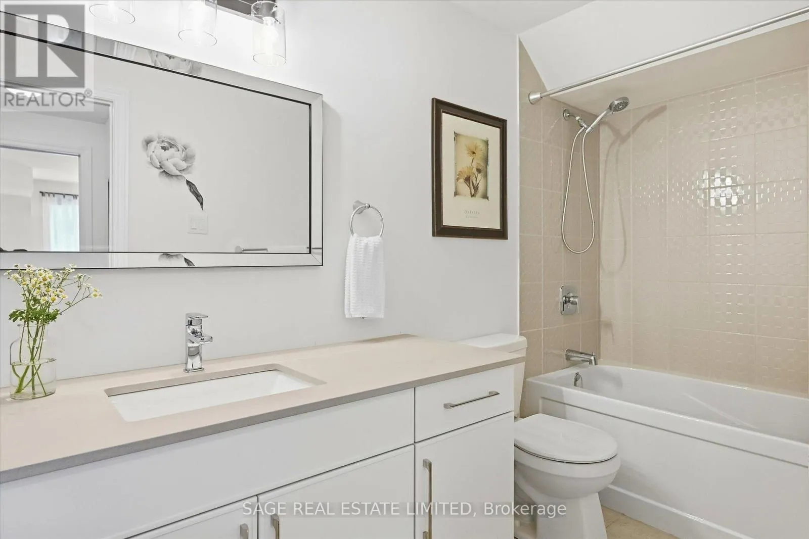 32 - 17 LAKEWOOD CRESCENT