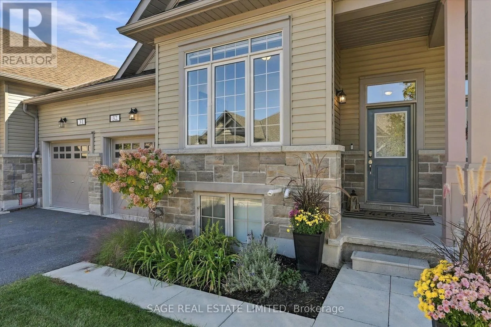 32 - 17 LAKEWOOD CRESCENT
