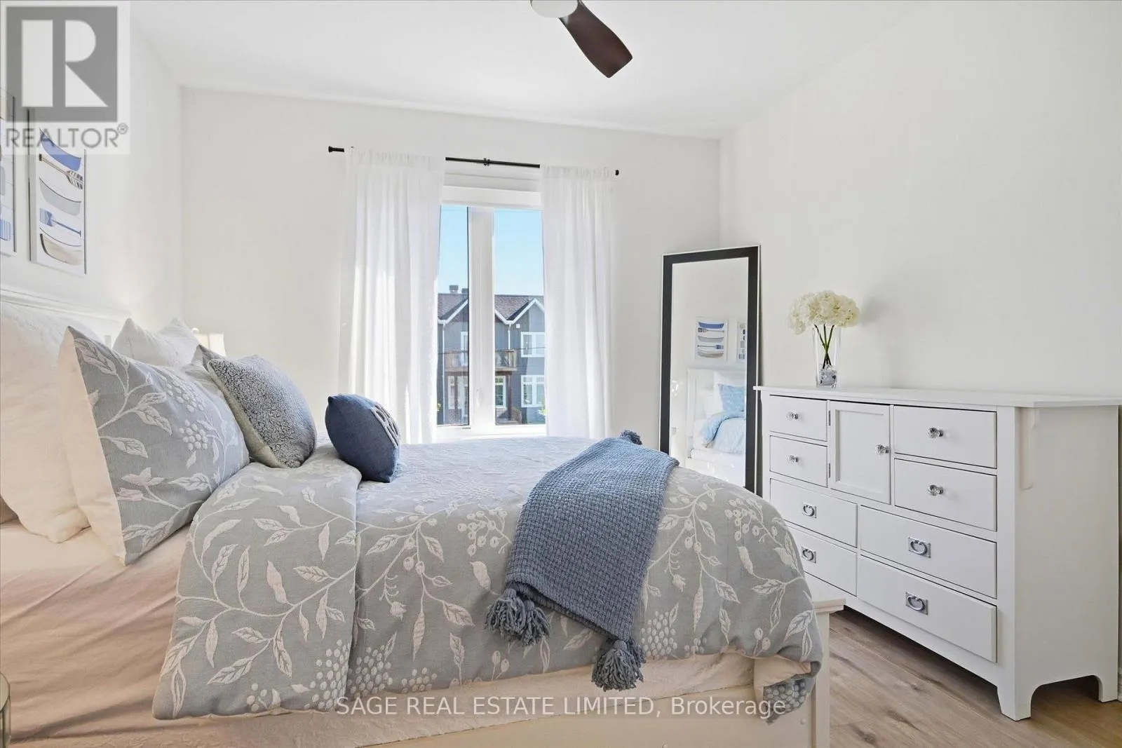 32 - 17 LAKEWOOD CRESCENT