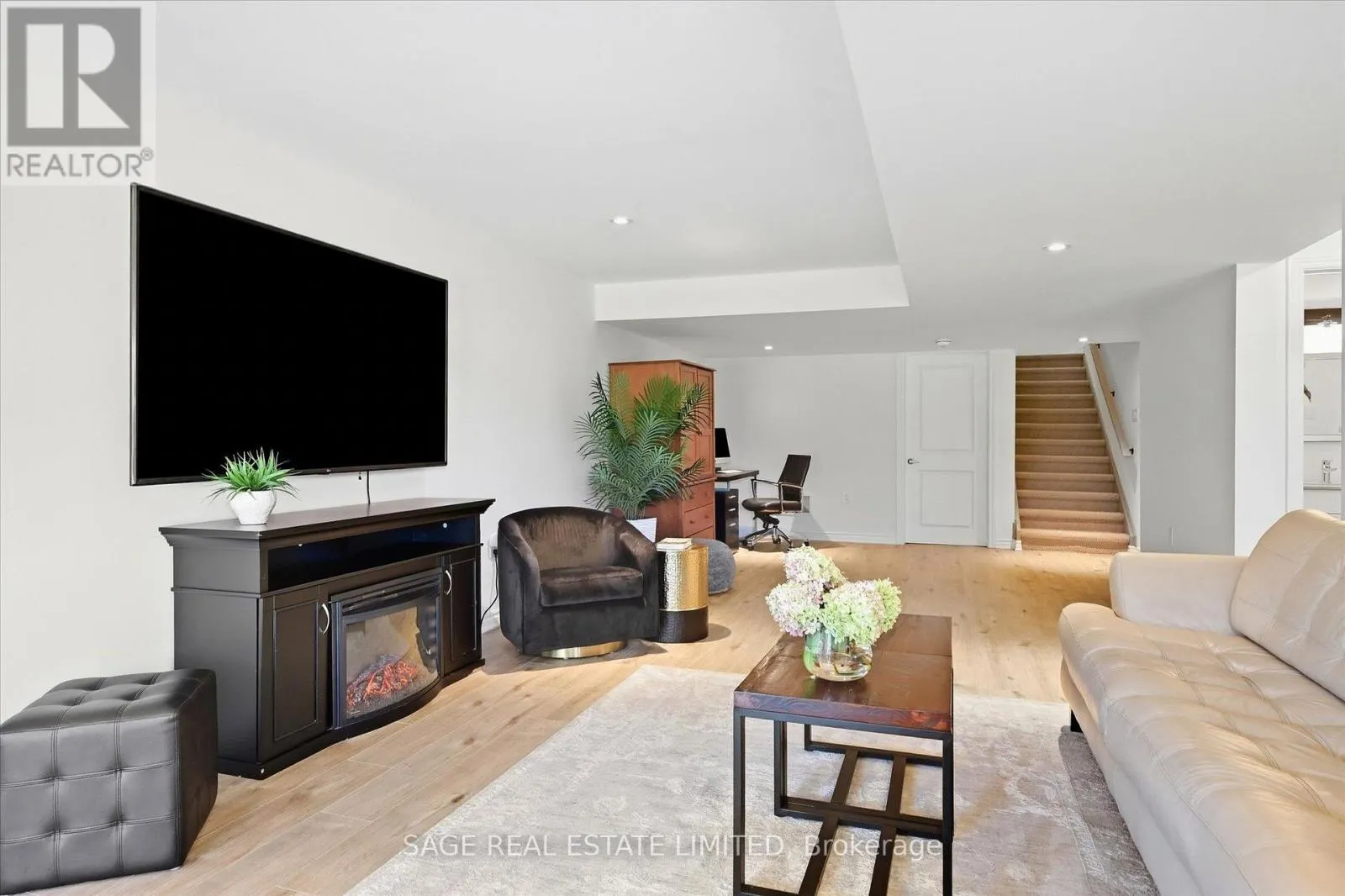 32 - 17 LAKEWOOD CRESCENT
