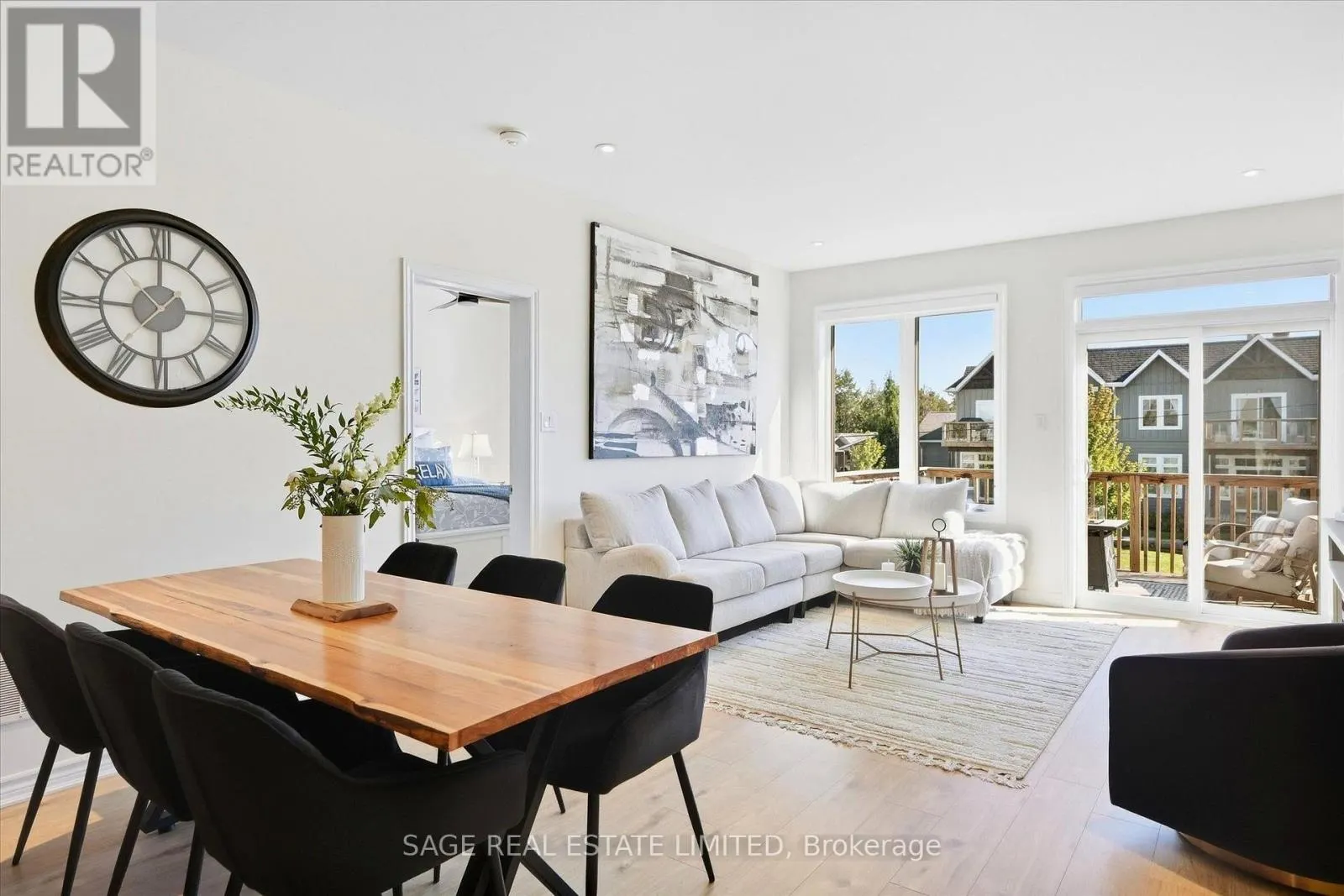 32 - 17 LAKEWOOD CRESCENT