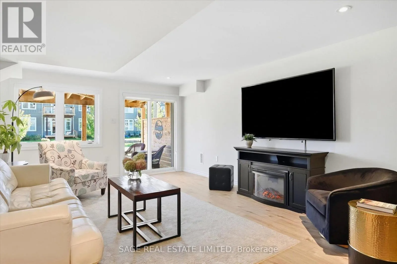 32 - 17 LAKEWOOD CRESCENT