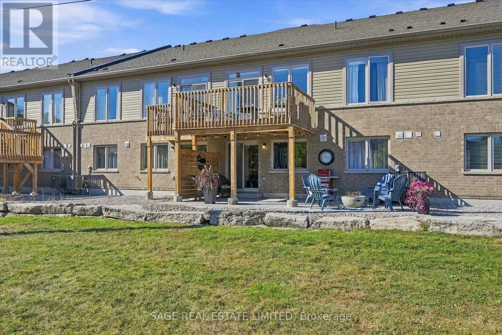 32 - 17 LAKEWOOD CRESCENT