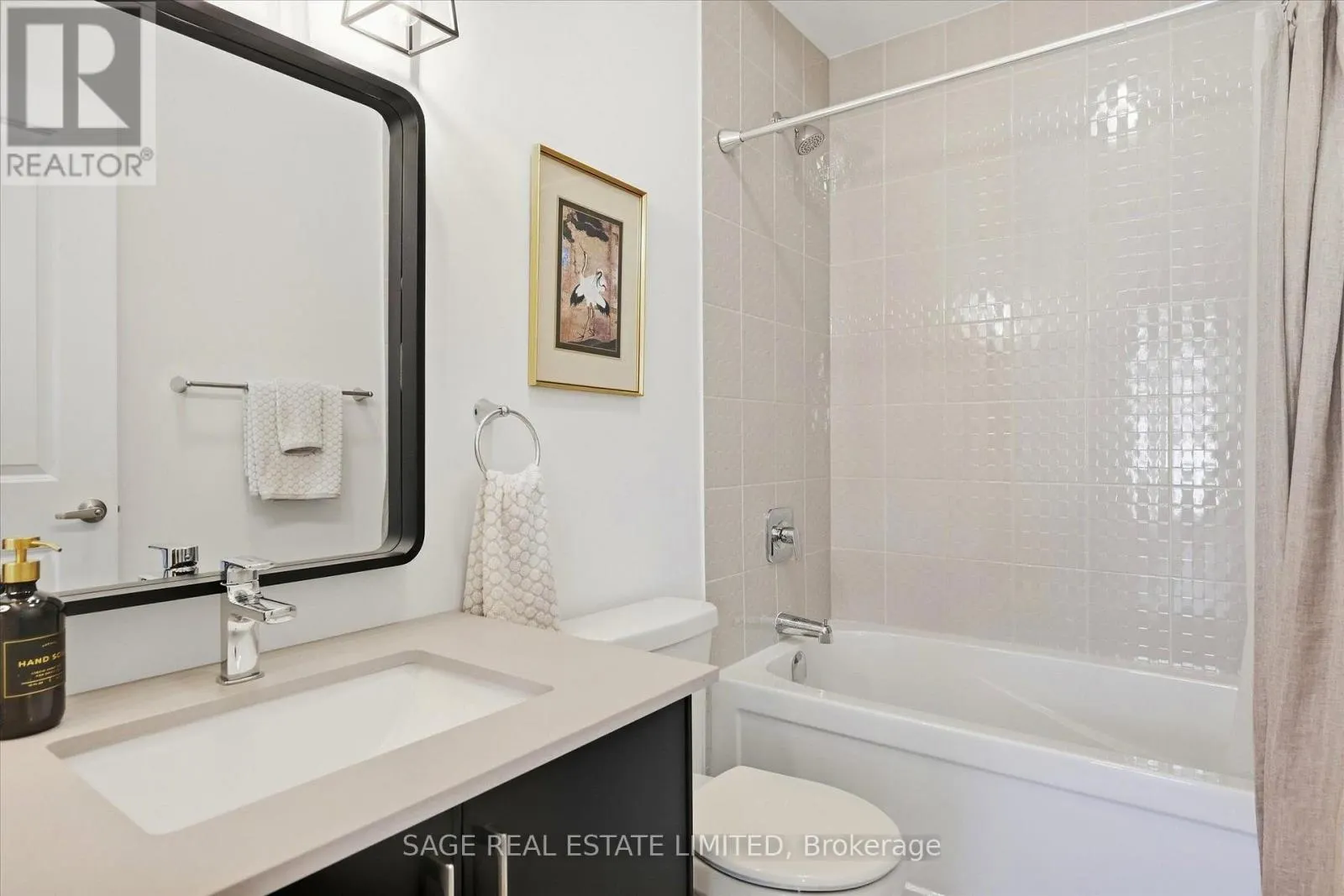 32 - 17 LAKEWOOD CRESCENT
