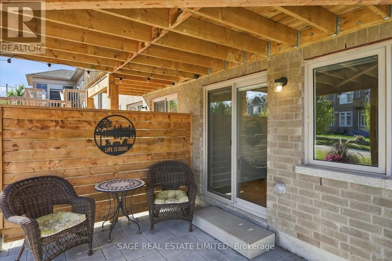 32 - 17 LAKEWOOD CRESCENT
