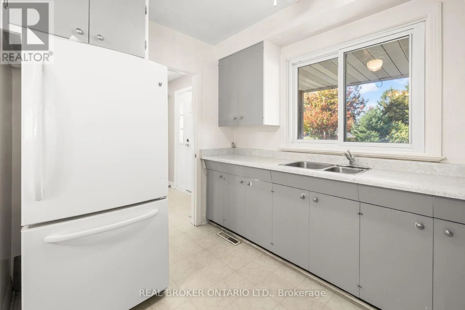 5261 MCLEAN CRESCENT