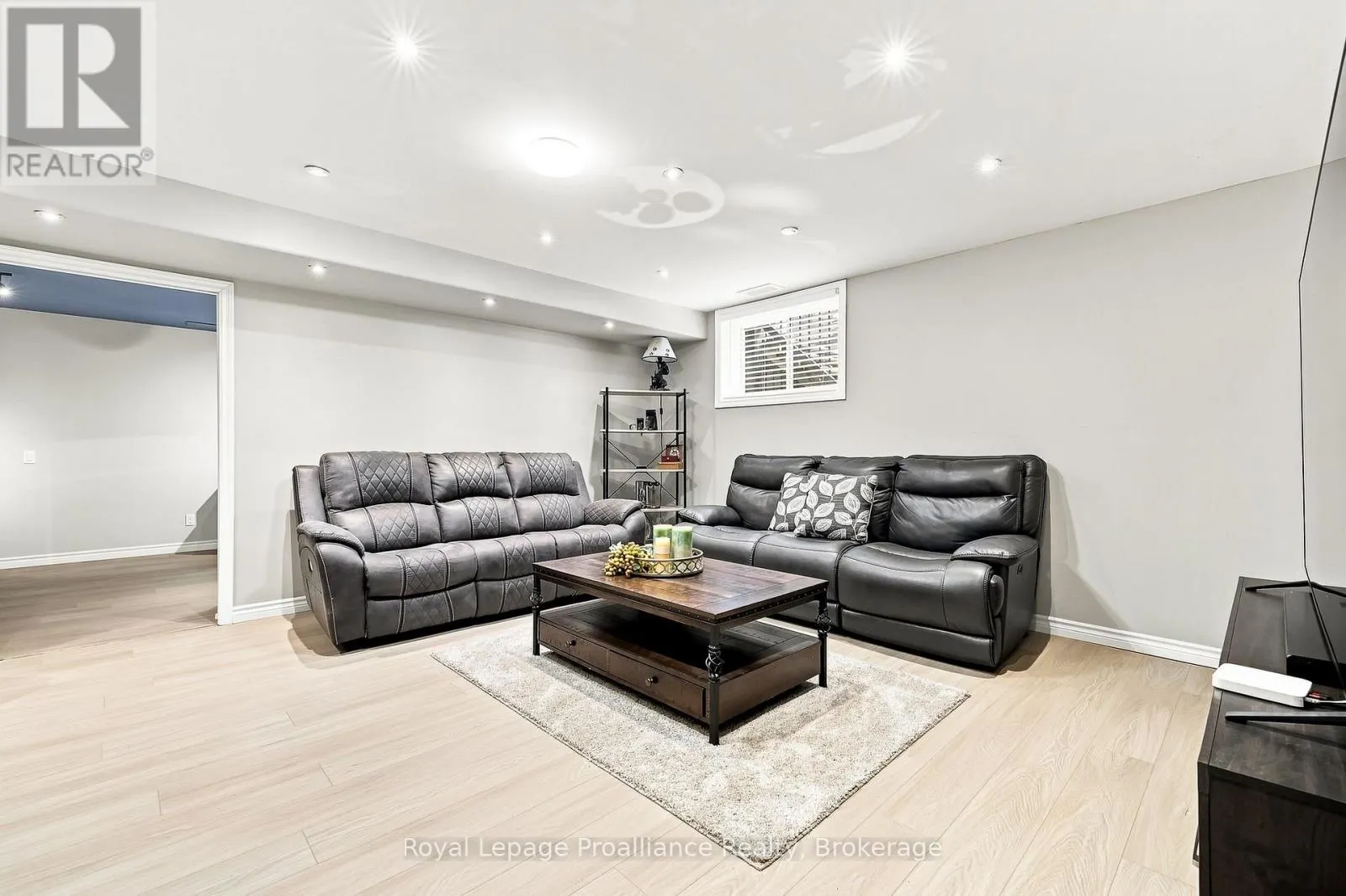 39 LAKEWOOD CRESCENT