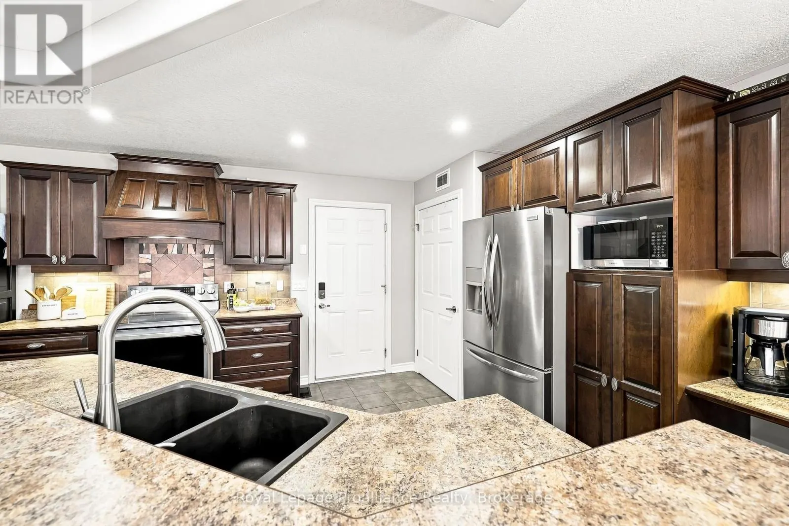 39 LAKEWOOD CRESCENT