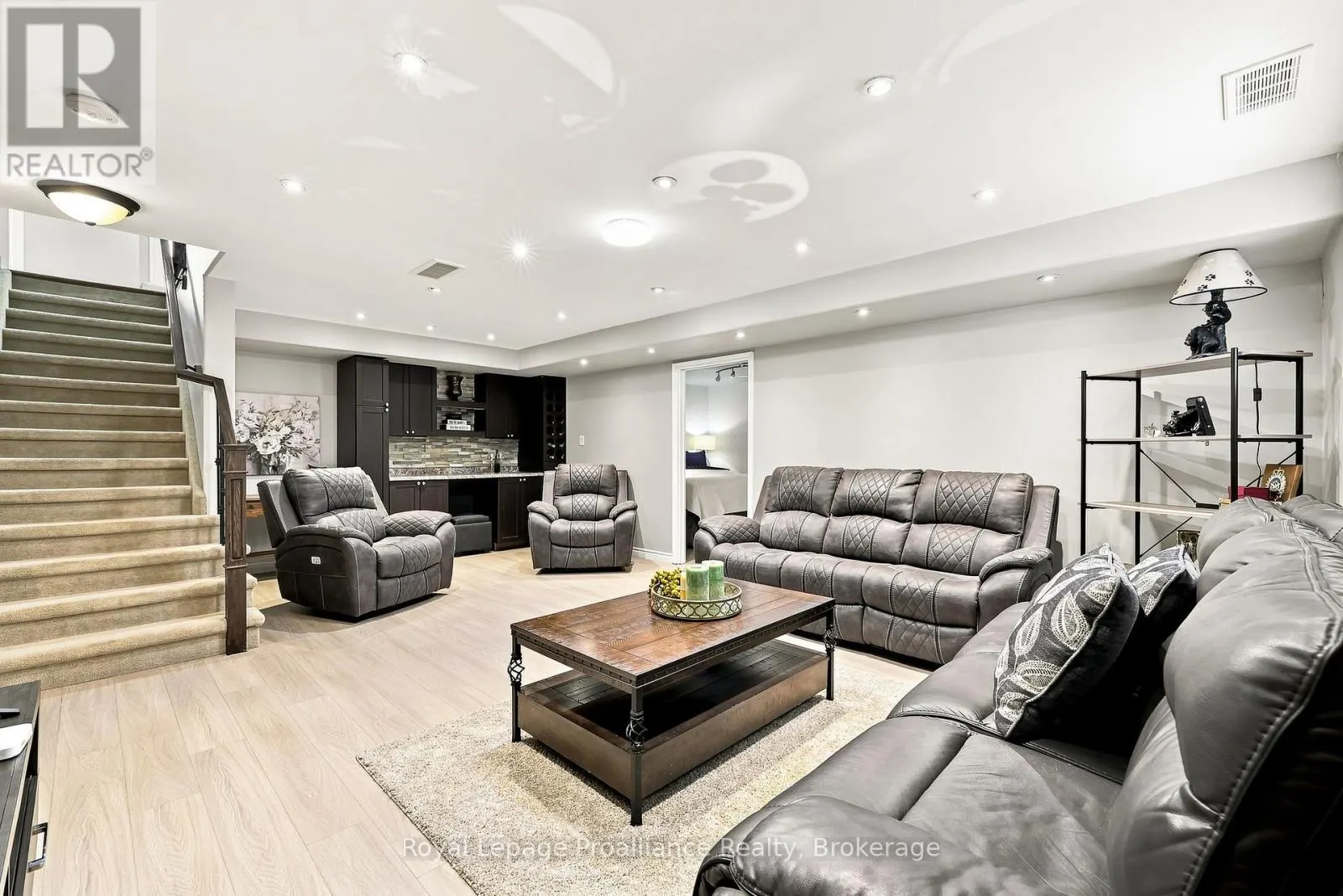 39 LAKEWOOD CRESCENT