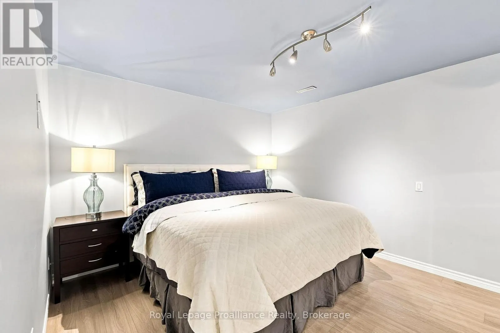 39 LAKEWOOD CRESCENT