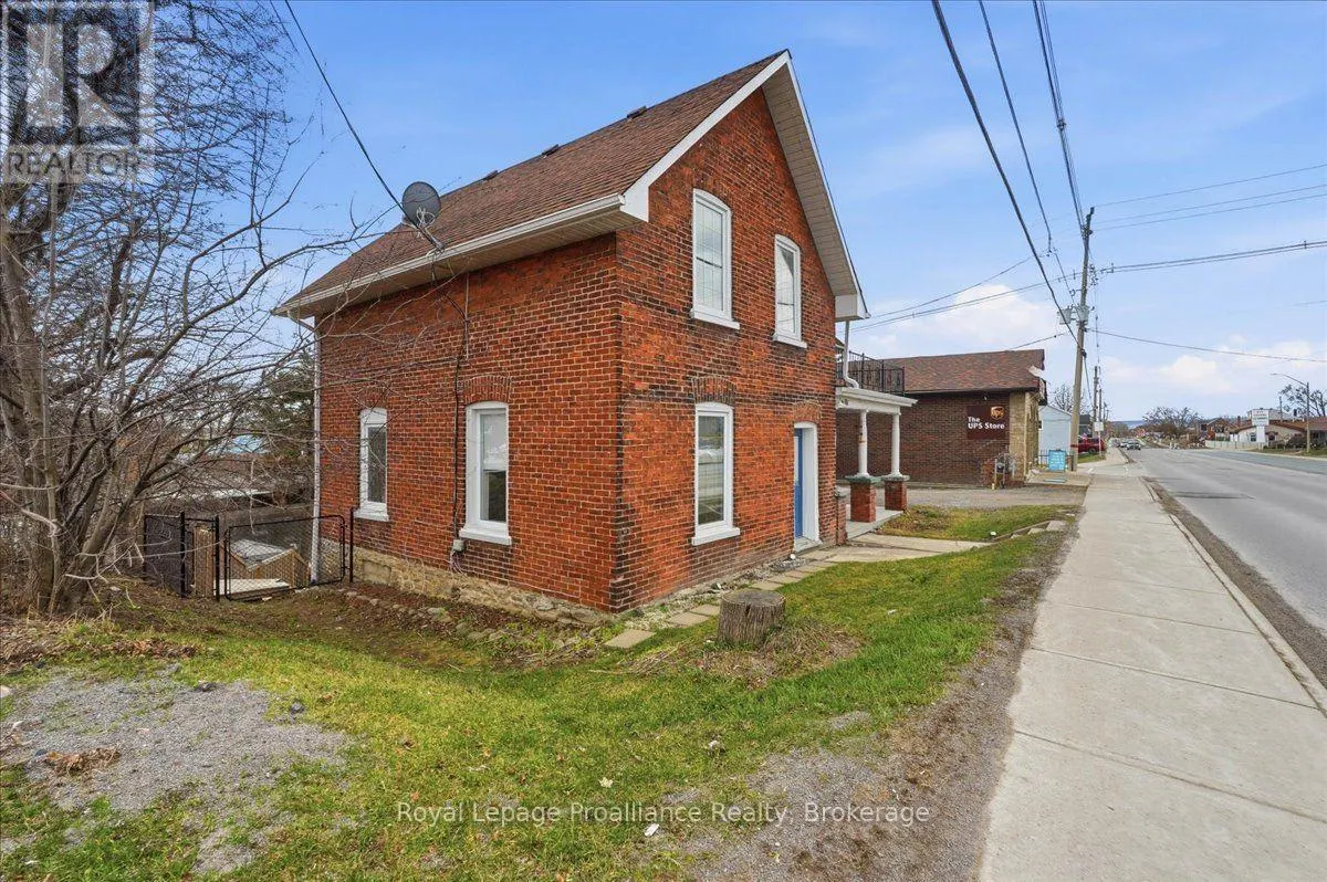209 DUNDAS ST. E. STREET