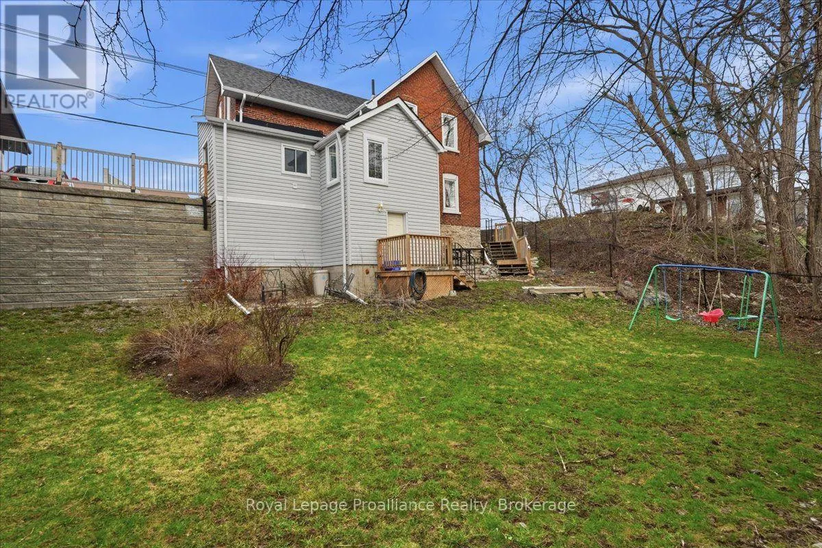 209 DUNDAS ST. E. STREET