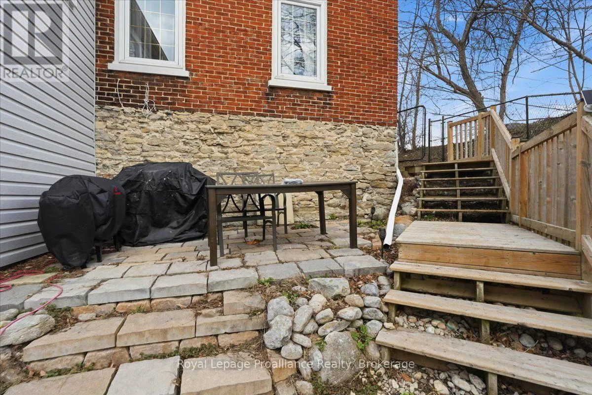 209 DUNDAS ST. E. STREET