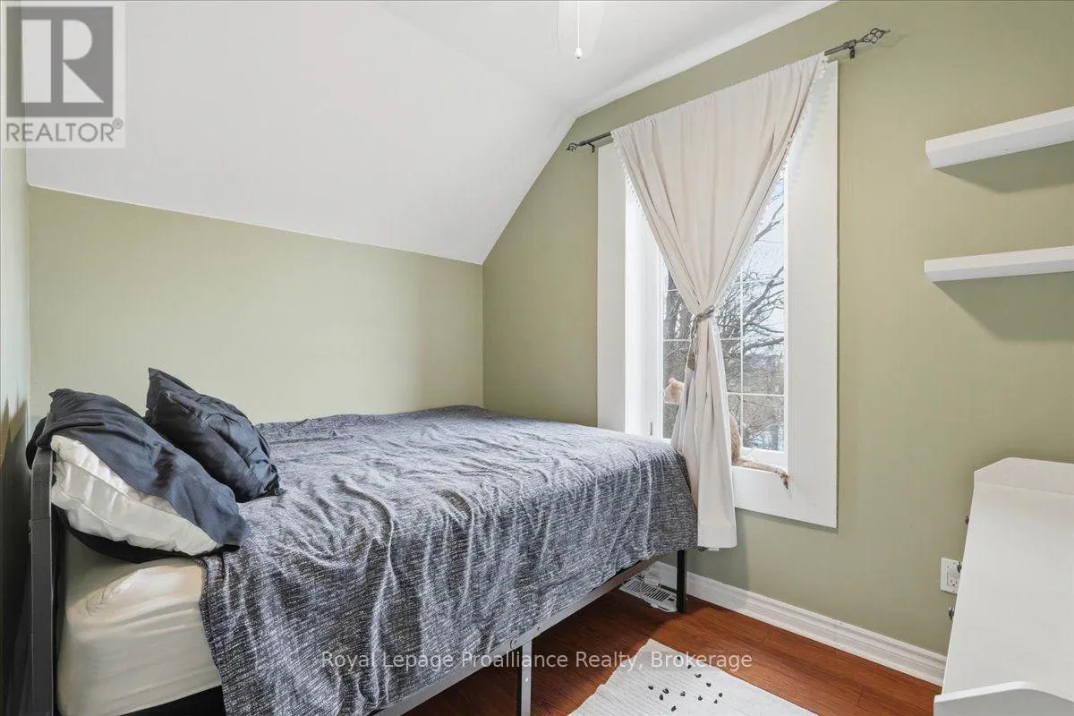 209 DUNDAS ST. E. STREET
