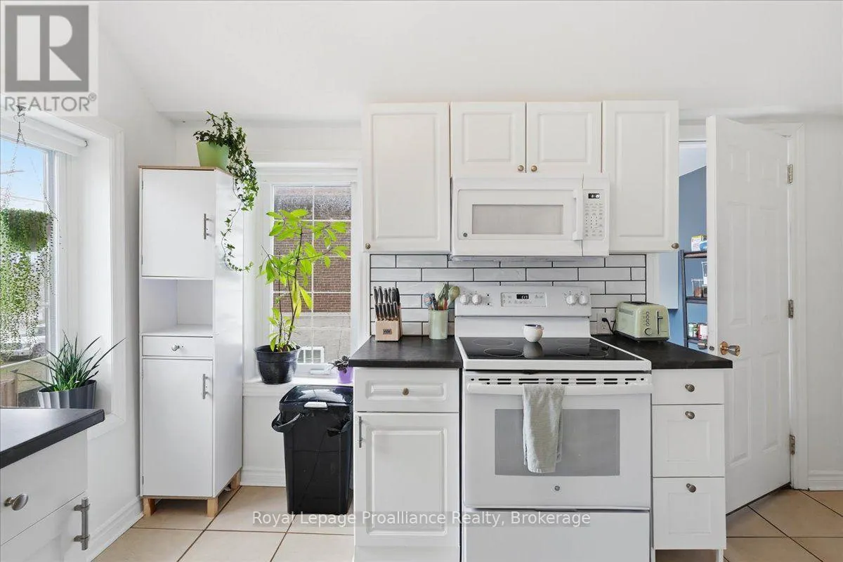 209 DUNDAS ST. E. STREET