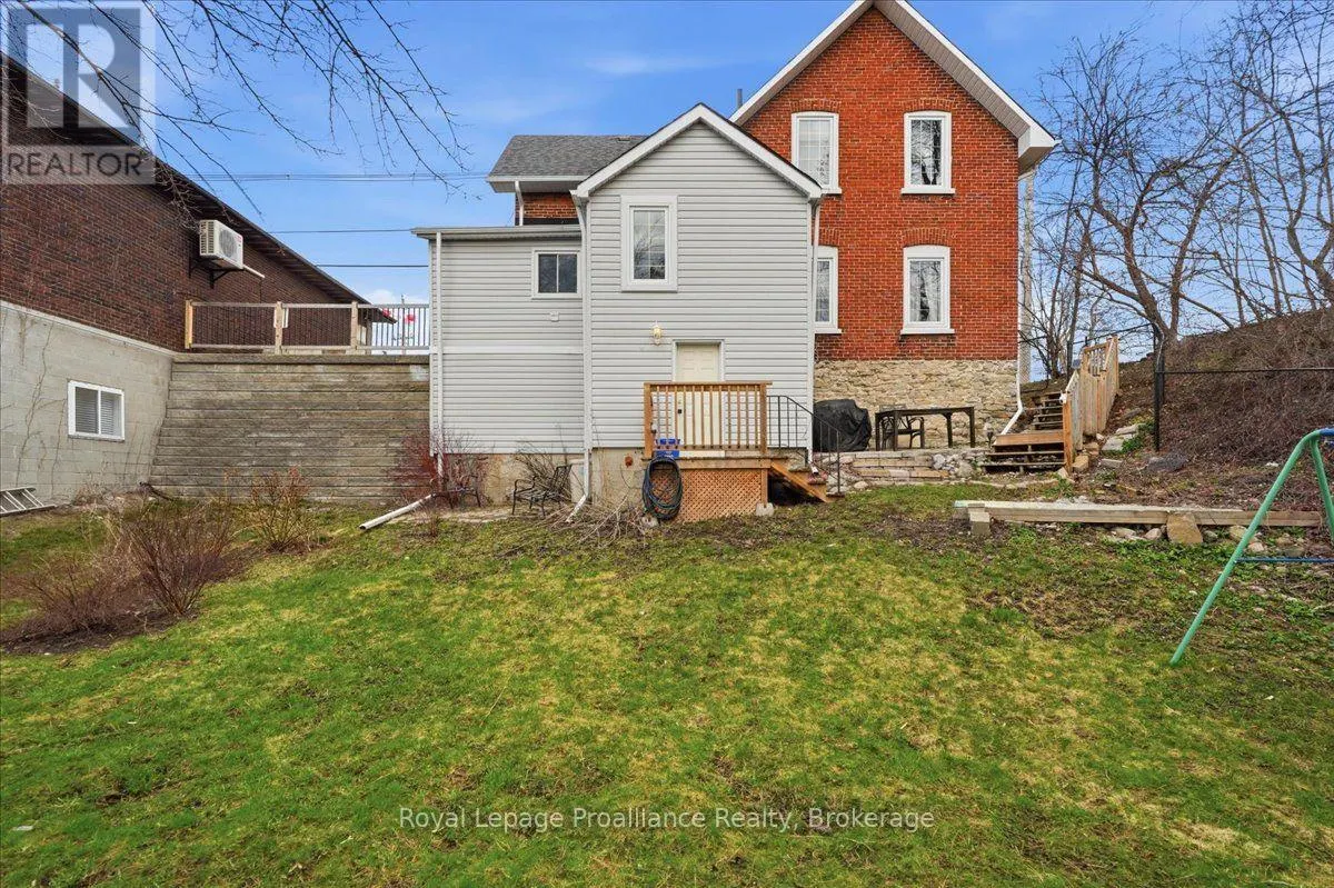209 DUNDAS ST. E. STREET