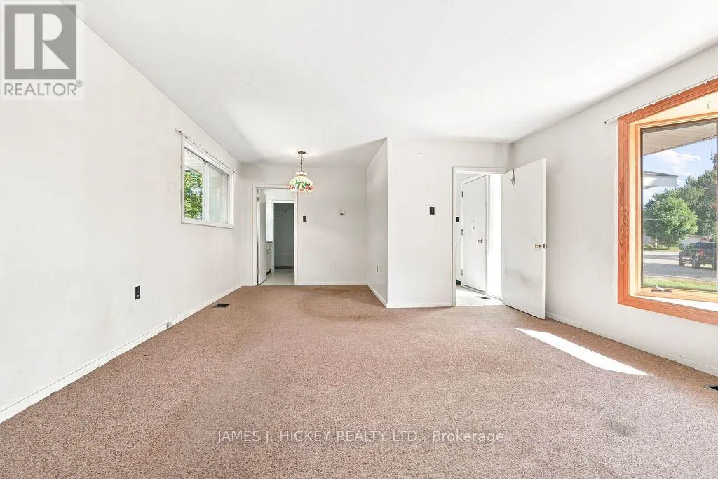 4 SHERIDAN COURT