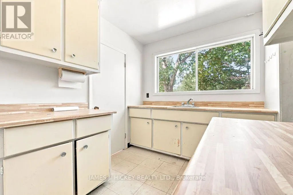 4 SHERIDAN COURT