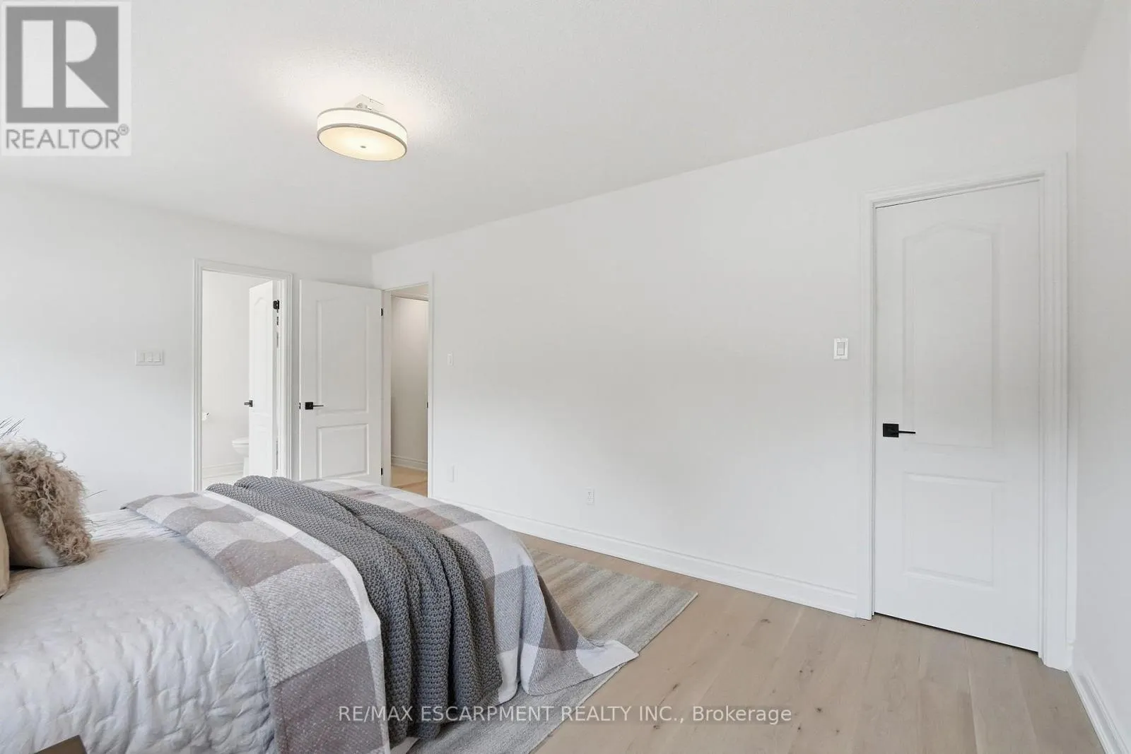 84 RILEY STREET